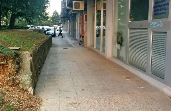 V bližini Bevkovega trga je neznani nepridiprav okradel žensko.