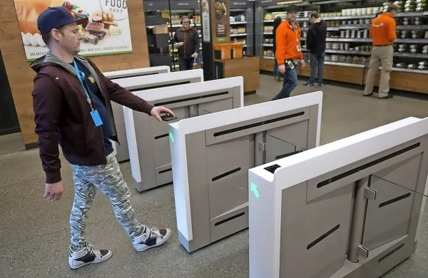 Amazon odprl prvo trgovino brez blagajn