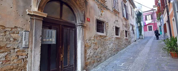 V Krpanovi ulici sta  dva primera arhitekture benečanskega sloga: 
obokan vhod z  lesenimi vrati in kamnita glava, nagnjena s 
timpanona.