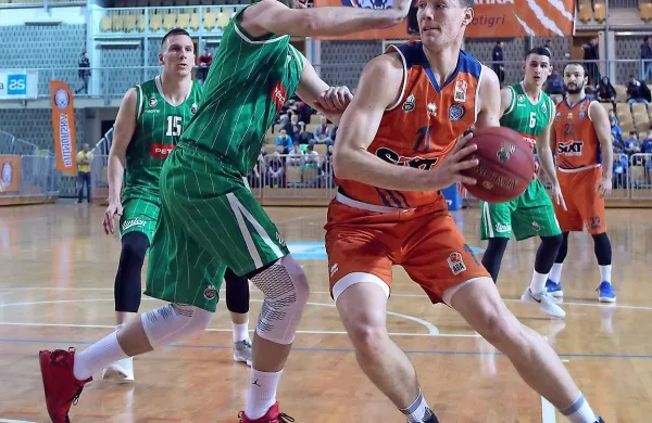 V letošnji sezoni sta se Olimpija (v zelenih dresih) in Primorska 
pomerili dvakrat, vsak od tekmecev je slavil doma. 