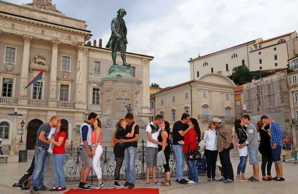 Dogodek, sicer drugače poimenovan Tartinijev poljub, so prvič 
organizirali študenti portoroške Turistice v poletnem času. Utrinek iz leta 2016.