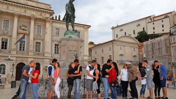 Dogodek, sicer drugače poimenovan Tartinijev poljub, so prvič 
organizirali študenti portoroške Turistice v poletnem času. Utrinek iz leta 2016.
