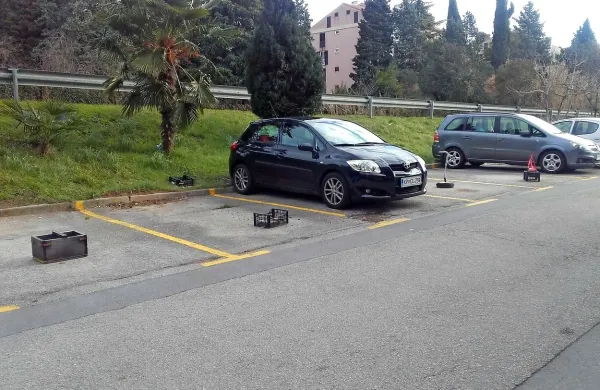  Lucijčani si rezervirajo parkirni prostor tudi z gajbicami in drugimi 
pripomočki. 