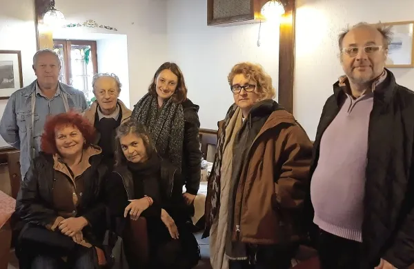 Na prvi Likovni koloniji Rodik so ustvarjali (z leve v zadnji vrsti) Marino Jugovac, Livio Zoppolato, Miriam Elettra Vaccari, Fulvia Grbac, 
Andrea Verdelago, Klavdija Marušič in Fulvia Zudič.  