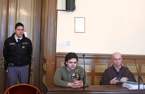 Sojenje Stefanu Cakiću so včeraj prekinili do odločitve višjega 
sodišča.