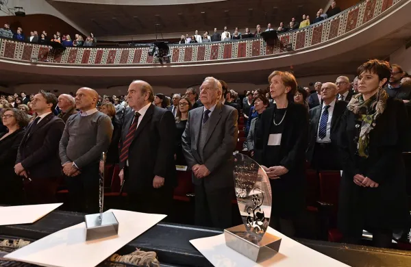 Na osrednji proslavi Slovencev v Italiji ob kulturnem prazniku sta 
krovni organizaciji podelili nagrade Stanki Sosič Čuk, Andreju 
Kosiču, Klavdiju Palčiču in Miroslavu Košuti.   
