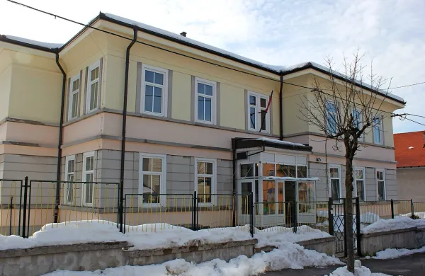 Najdražje bodo  sanacije obeh postojnskih šol in centralnega vrtca, 
najcenejša pa vrtčevske enote Zmajček, kjer pa bodo z njo dosegli 
več kot polovične prihranke. 