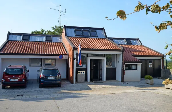 Vrtec v Kostanjevici na Krasu  je že leta pretesen. Letos bo vendarle 
dobil prizidek. 