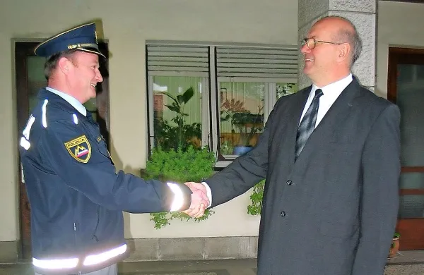 Po desetletju vodenja policijske postaje za izravnalne ukrepe je 
Alojz Žerak (desno) posle predal Mateju Bizjaku (levo).