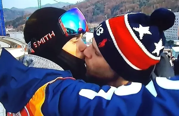 Televizijske kamere NBC so zabeležile trenutek, ko je smučar 
prostega sloga Gus Kenworthy v izteku proge namenil svojemu 
partnerju poljub.