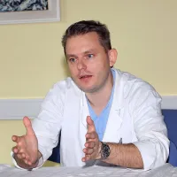 Tomaž Jakomin, dr. med., kirurg v izolski bolnišnici

“Uspeli smo odstraniti kilo, jo 'popraviti' in nato 
zevajoči predel, kjer prej ni bilo mišic, urediti tako, 
da smo mišice - eno po eno - nameščali in jih nato 
učvrstili še s posebno mrežno protezo za te posege.”