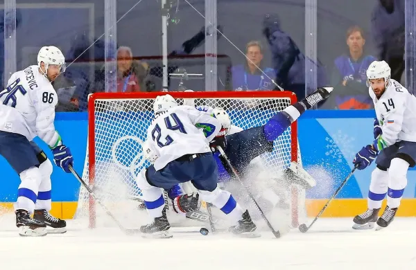 Slovenske hokejiste danes dopoldne po našem času čaka težek izpit, a uspeh prinaša igranje v četrtfinalu olimpijskega turnirja.