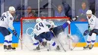 Slovenske hokejiste danes dopoldne po našem času čaka težek izpit, a uspeh prinaša igranje v četrtfinalu olimpijskega turnirja.
