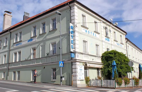Prenovljeni hotel Sport, ki bo dobil novo ime, bo vrata odprl 
aprila. 