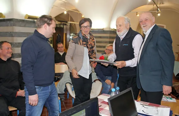     Tomaž Pavšič, častni član zgodovinskega društva Rapalska meja, ob njem desno Jože Dakskobler, levo tajnica in predsednik društva 
Anka Rudolf in Gregor Žorž.

