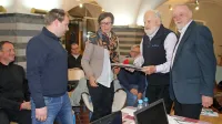     Tomaž Pavšič, častni član zgodovinskega društva Rapalska meja, ob njem desno Jože Dakskobler, levo tajnica in predsednik društva 
Anka Rudolf in Gregor Žorž.

