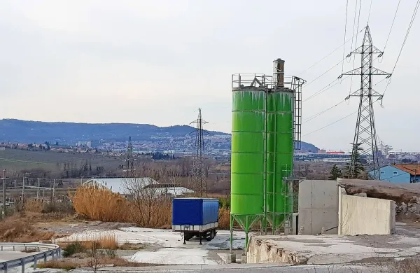 Novi lastnik dekanske betonarne obljublja, da bo v prihodnjih 
mesecih odpeljal tudi silose za beton. 