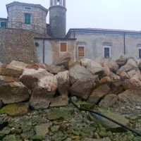 Cev pod svetilnikom, ki vodi do podvodne kamere.  