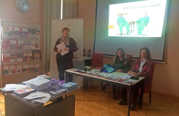 O varni starosti so v Piranu razlagale (od leve): Urška Ličen, Helena 
Hostnikar in Valentina Klemše.