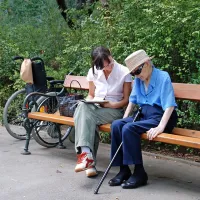 Večina starostnikov ne želi v domove upokojencev, temveč bi radi čim več časa preživeli doma ali s 
svojimi bližnjimi.