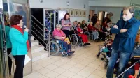 Znak demenci prijazna točka je novogoriškemu domu podelila predsednica slovenske Spominčice 
Štefanija L. Zlobec (na levi). Direktor doma Bojan  Stante (skrajno desno)  je zelo zadovoljen, da se  
vse bolj gosti mreža pomoči za starostnike.