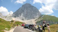   Na visokogorski cesti je poleti včasih gneča kot na plaži. 