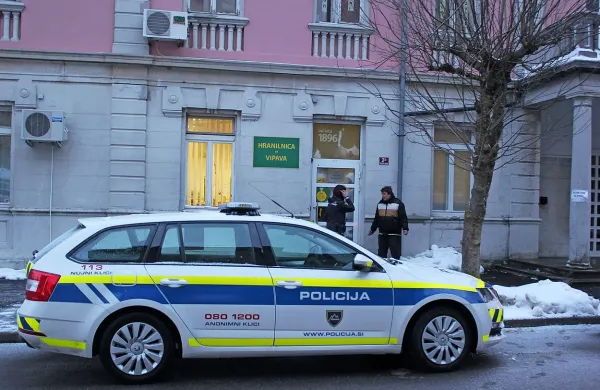 Policisti so prijeli osumljenega, ki naj bi oropal  hranilnico.