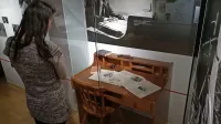 Pisalna miza, ob kateri je Janez Drnovšek začel svojo politično 
pot. 