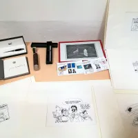 Na dobrodelni dražbi bodo tri nalivna peresa, knjiga, fotografija in 
spominski ovojnici z Drnovškovim podpisom ter karikature, ki jih 
je Drnovški podaril Franco Juri. 