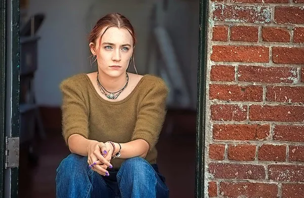 23-letna Saoirse Ronan blesti kot občutljiva, a neupogljiva in 
uporna duša.