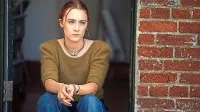 23-letna Saoirse Ronan blesti kot občutljiva, a neupogljiva in 
uporna duša.