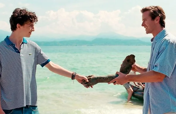 V glavnih vlogah sta zaigrala Timothée Chalamet (levo) in Armie 
Hammer.