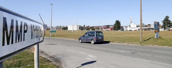 V senci bojev za igralniško prevlado nekdanji mejni prehod čaka
na boljše čase.
