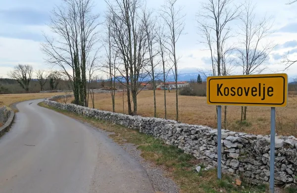 Vhod v vas Kosovelje, ki so jo pod drobnogled vzeli raziskovalci z 
Geografskega inštituta Antona Melika.



  