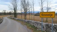 Vhod v vas Kosovelje, ki so jo pod drobnogled vzeli raziskovalci z 
Geografskega inštituta Antona Melika.



  