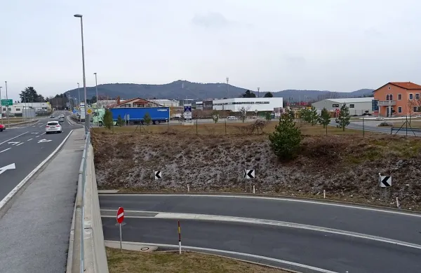 Lekarno bodo zgradili  ob vulkanizerstvu Hrvatič, v  objemu Partizanske ceste, ceste proti Marmorju in izvoza z avtoceste proti terminalu. 