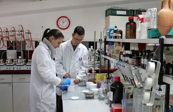 Laboratorij Inštituta za oljkarstvo deluje spet v starih prostorih.  