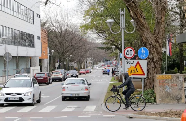Namen širitve mreže kolesarskih povezav je, da bi  v prihodnje 
Novogoričani raje kolesarili in pešačili  po svojih ulicah, kot se 
vozili z avti.    