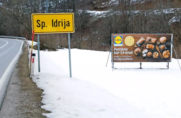  

En sam odvečen jumbo plakat leto dni zaposluje celo četo ljudi, 