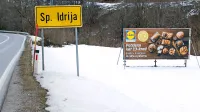  

En sam odvečen jumbo plakat leto dni zaposluje celo četo ljudi, 