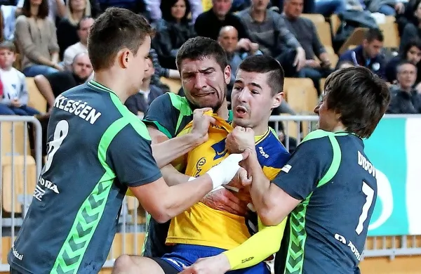Koprski ostrostrelec Adam Bratkovič je na tekmah vse pogosteje v 
čvrstem primežu nasprotnikovih obramb.
