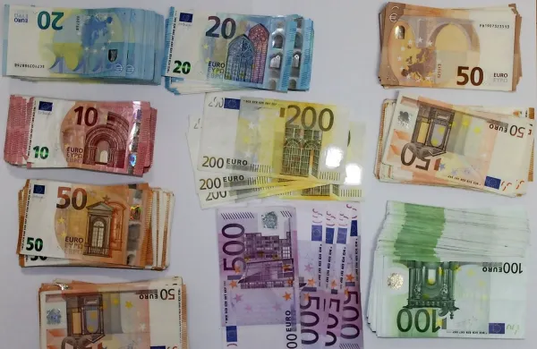 Kriminalisti so pri bosanskem državljanu v Postojni našli še več kot 
20.000 evrov naropanega denarja in skromen starejši avto.