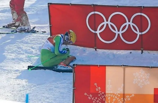 Štefan Hadalin je olimpijski slalom končal še pred prihodom v cilj 
prve vožnje. 
