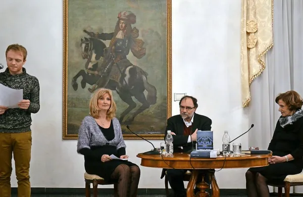 Borisa A. Novaka je na Pogovorih o branju predstavila Vesna Mikolič, s pesnikom se je pogovarjala Jasna Čebron  (desno), njegovo poezijo 
pa je intrepretiral igralec Rok Matek.
