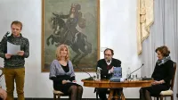 Borisa A. Novaka je na Pogovorih o branju predstavila Vesna Mikolič, s pesnikom se je pogovarjala Jasna Čebron  (desno), njegovo poezijo 
pa je intrepretiral igralec Rok Matek.