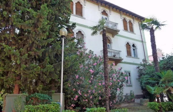 Se nekdanjemu vrtcu obeta, da bo postal hostel ali manjši hotel, zaradi česar bi ga utegnili porušiti?