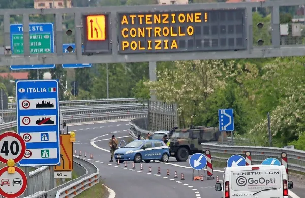 Policisti so postali pozorni na avtomobil takoj, ko je pripeljal iz Slovenije.