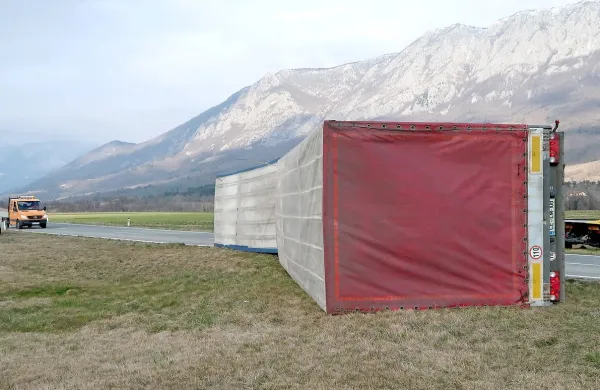 Na območju Podnanosa, kjer je burja v četrtkovih zgodnjih 
popoldanskih urah prevrnila tovornjak s prikolico, je zvečer 
prevrnila še kombi in včeraj zjutraj “prestavila” avtobus.