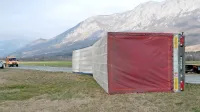 Na območju Podnanosa, kjer je burja v četrtkovih zgodnjih 
popoldanskih urah prevrnila tovornjak s prikolico, je zvečer 
prevrnila še kombi in včeraj zjutraj “prestavila” avtobus.