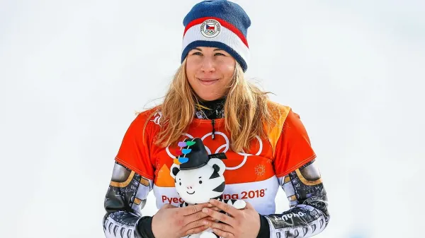 Čehinja Ester Ledecka se je v zgodovino olimpijskih iger zapisala 
kot edina ženska, ki si je na istih olimpijskih igrah v dveh različnih 
športnih priborila zlato olimpijsko medaljo.